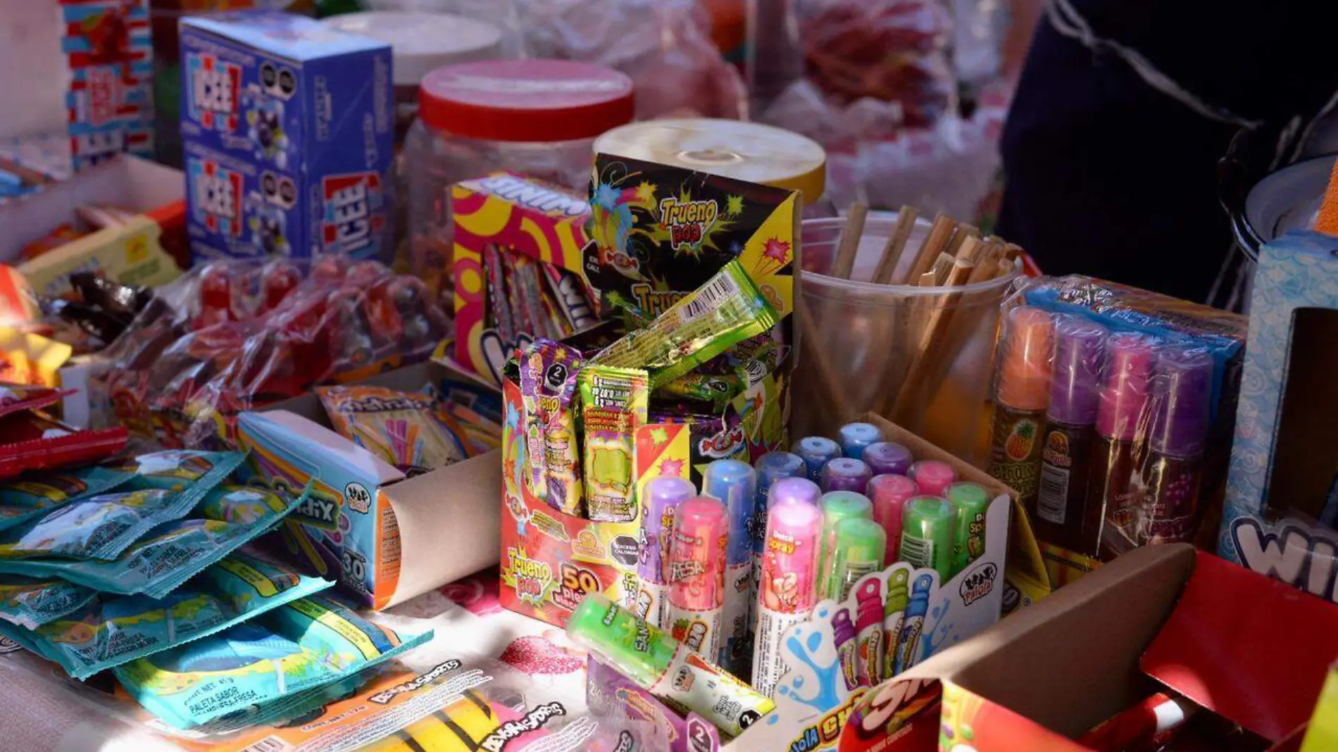 Alimentos chatarra en escuela y exteriores (5)